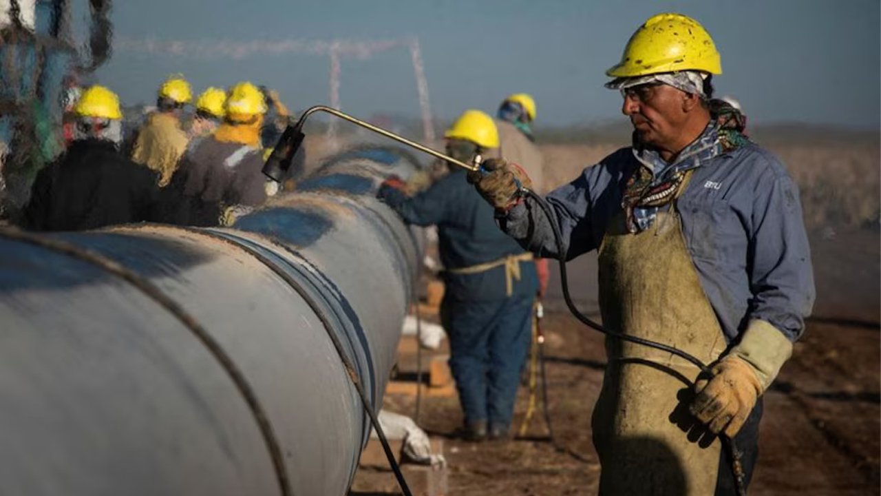 Personal trabaja en la construcción de un gasoducto para transportar gas natural desde la formación Vaca Muerta