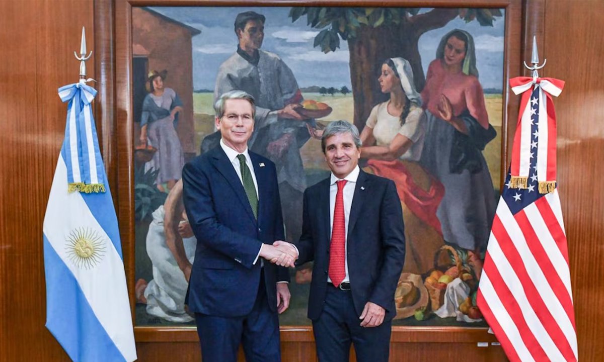 El secretario del Tesoro de EE.UU., Scott Bessent, con el ministro de Economía argentino, Luis Caputo